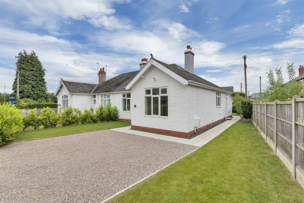 2 bedroom semidetached bungalow for sale in Whittington Road, Gobowen