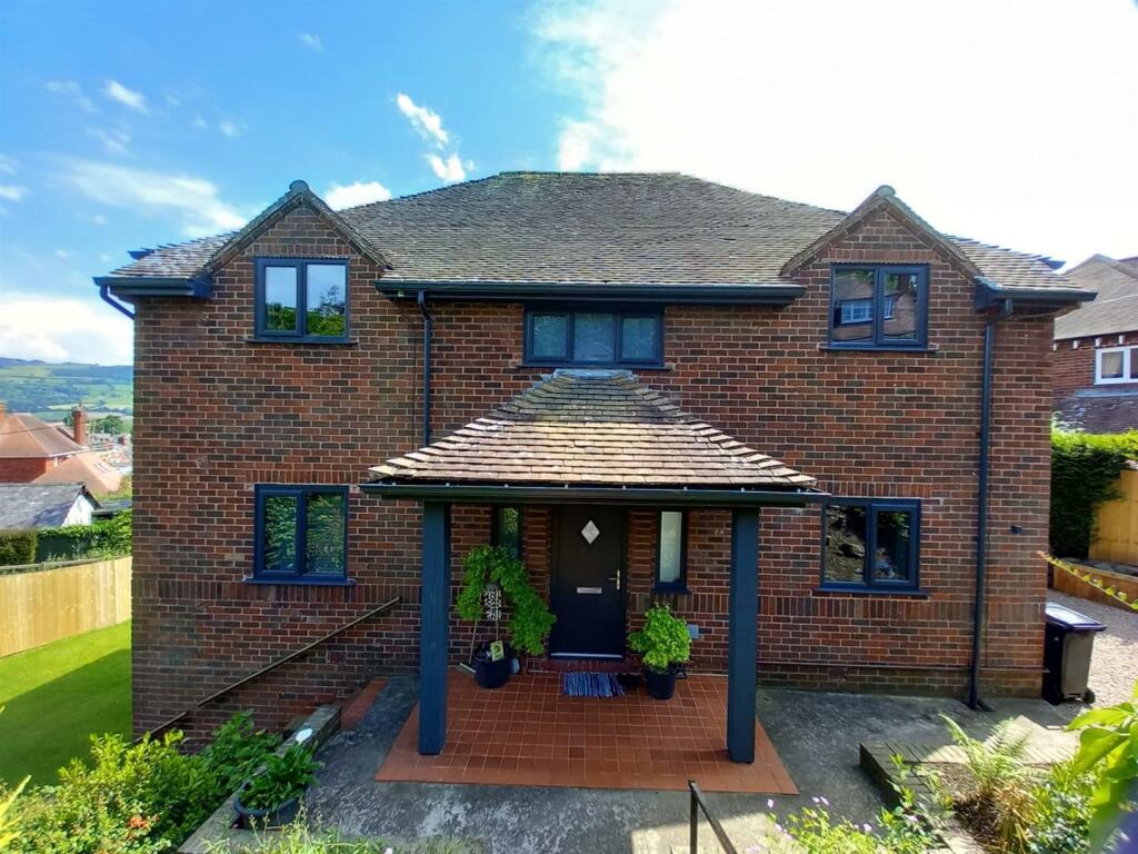 4 bedroom detached house for sale in Westwood Park, Welshpool, SY21