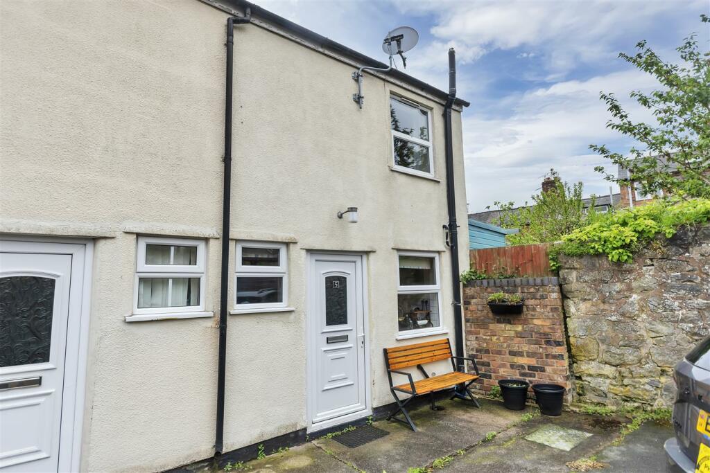 2 bedroom end of terrace house for sale in Oswald Mews, Oswald Place