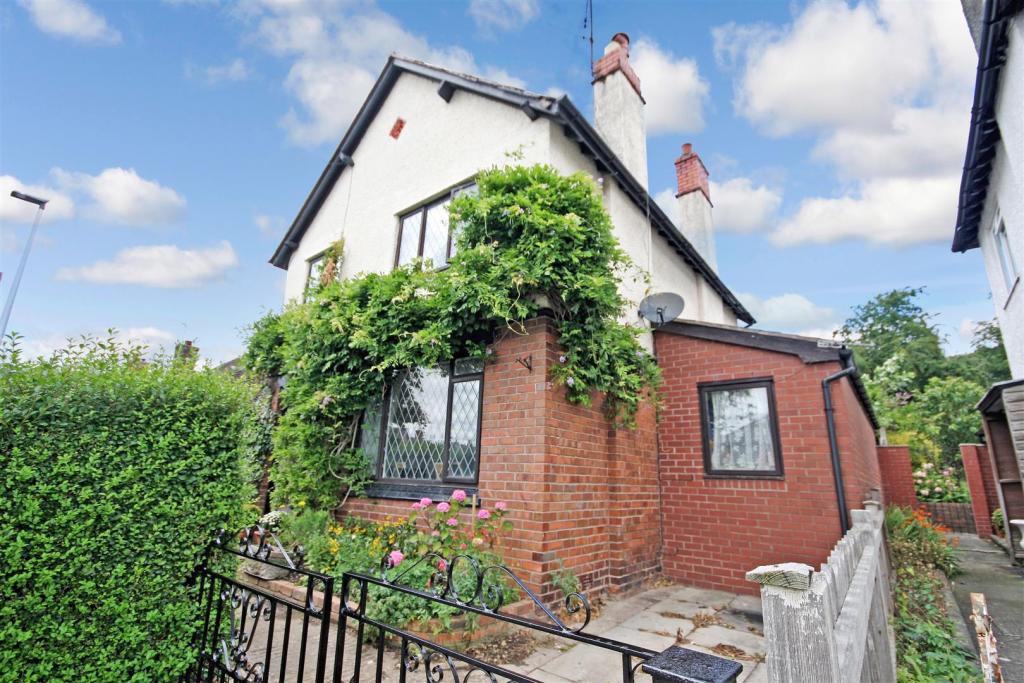 4 bedroom detached house for sale in Wats Drive, Oswestry, SY11