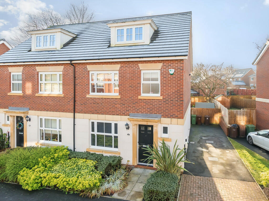 4 bedroom semidetached house for sale in Hepworth Gardens, Wakefield