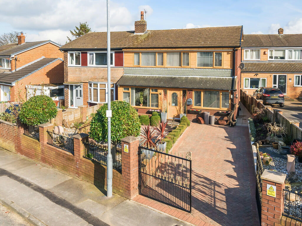 4 bedroom semidetached house for sale in Meadowfields Close, Crofton