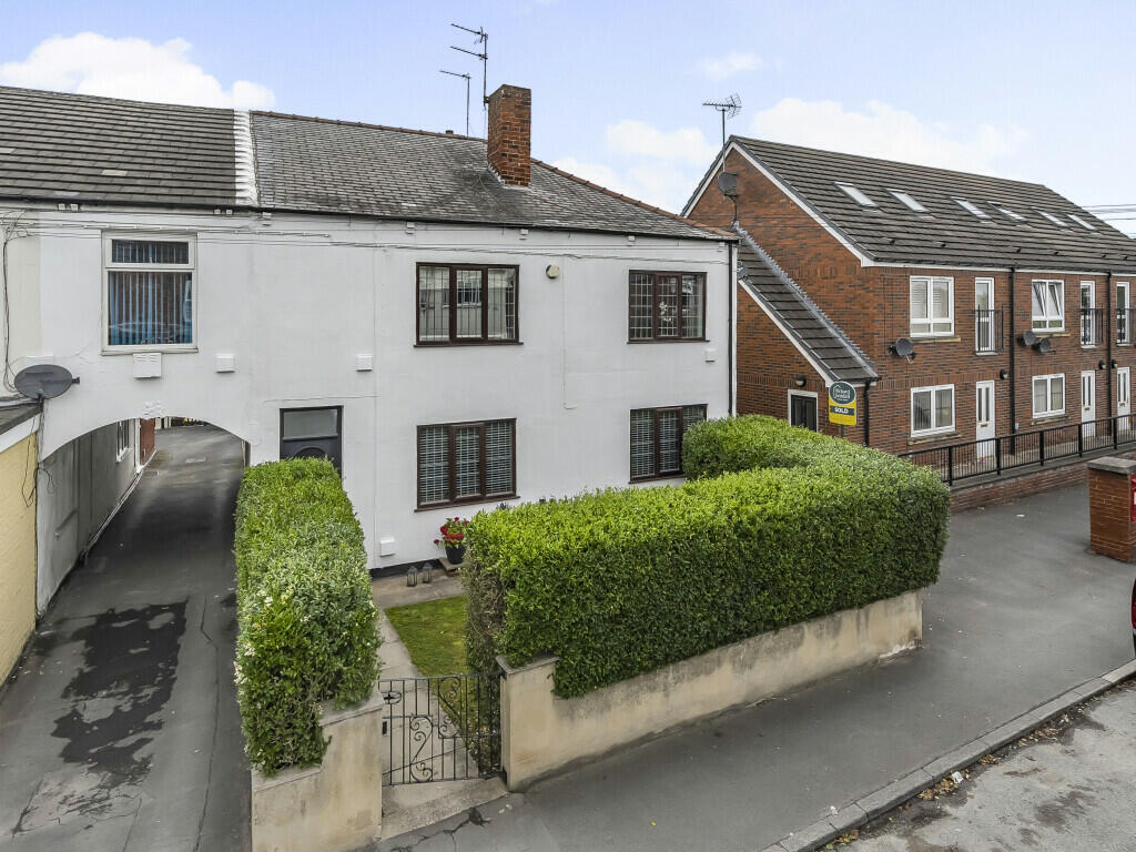 3 bedroom end of terrace house for sale in Church Road, Normanton, West