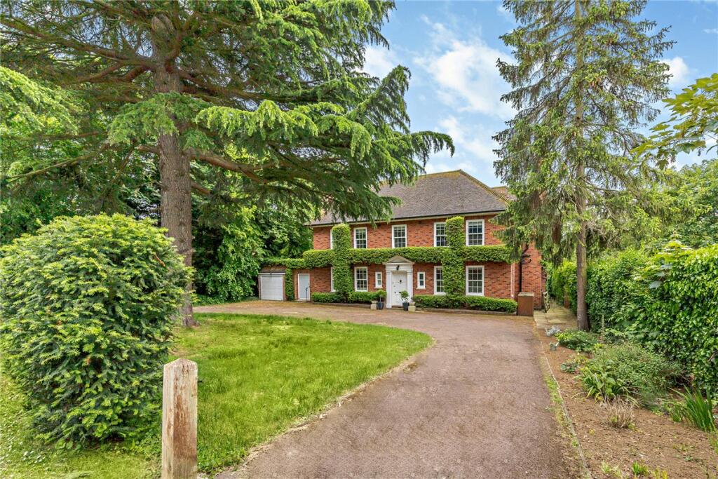 4 bedroom detached house for sale in Hayway, Rushden, Northamptonshire, NN10