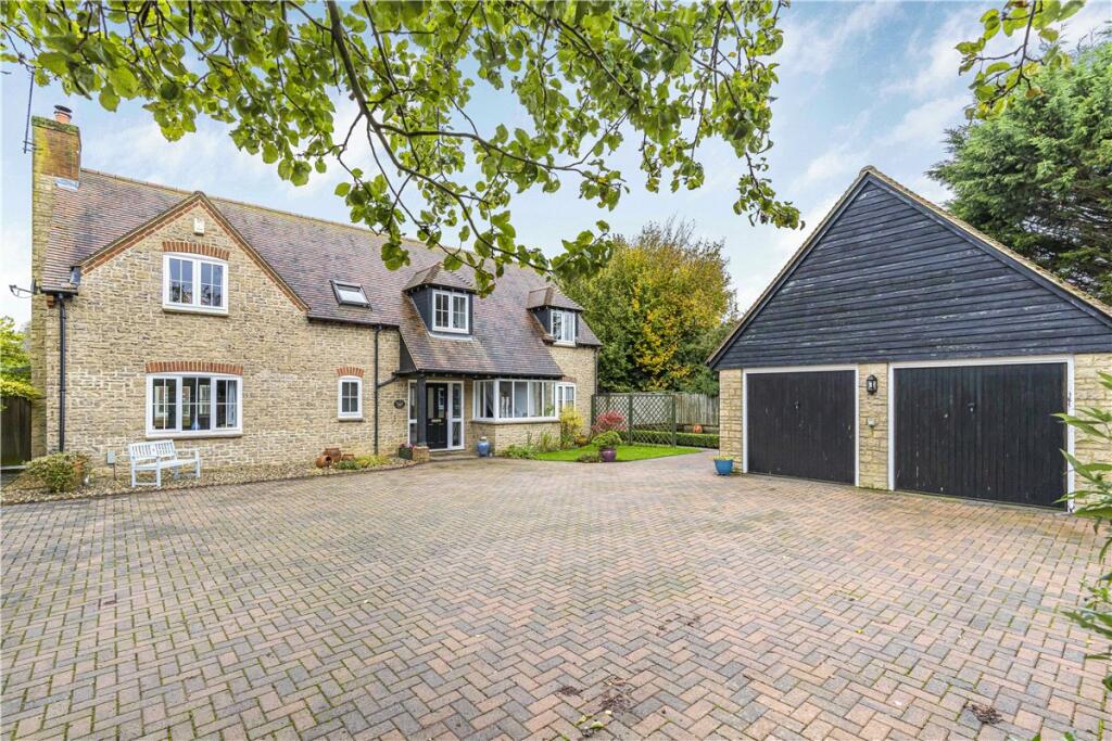 4 bedroom detached house for sale in High Street, Hinton Waldrist
