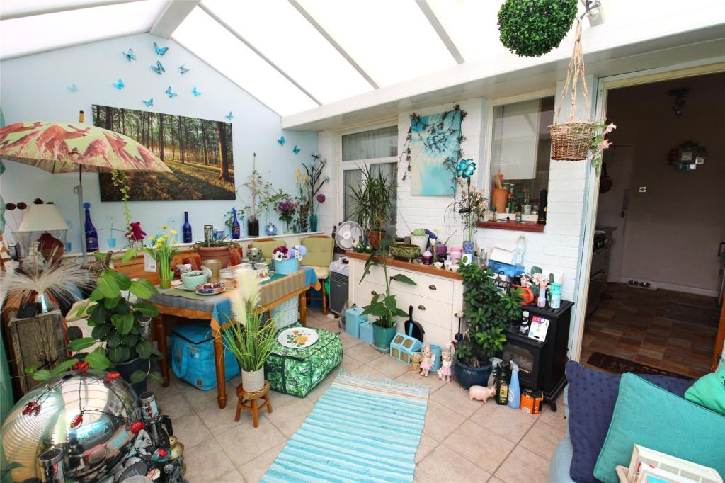 2 bedroom bungalow for sale in Southmead Road, Fareham, Hampshire, PO15