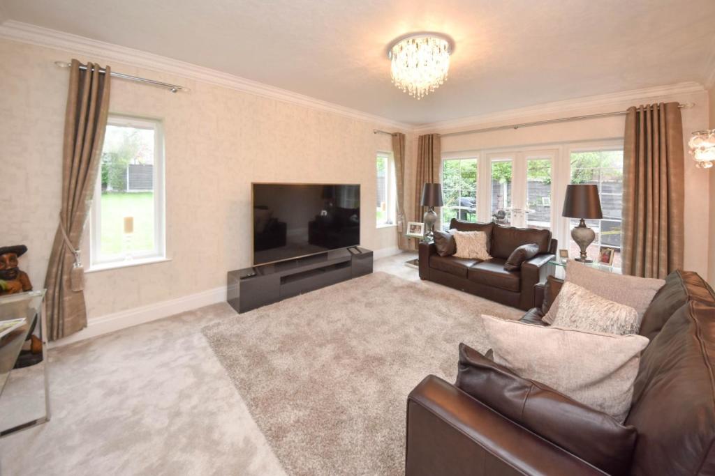 4 bedroom detached house for sale in Lostock Junction Lane, Lostock