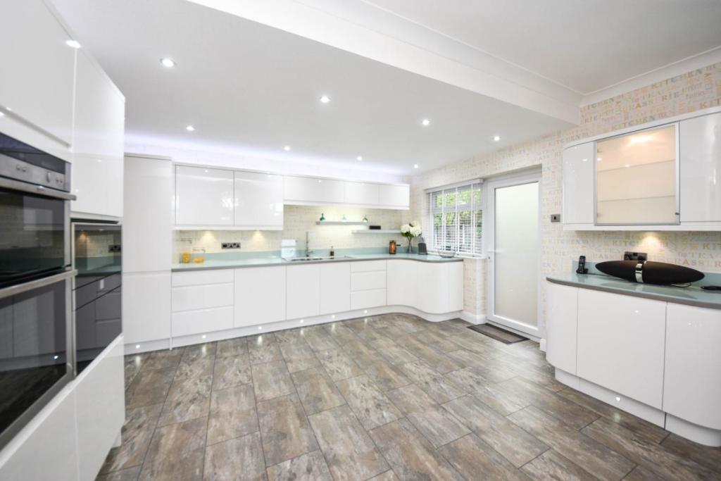 4 bedroom detached house for sale in Lostock Junction Lane, Lostock