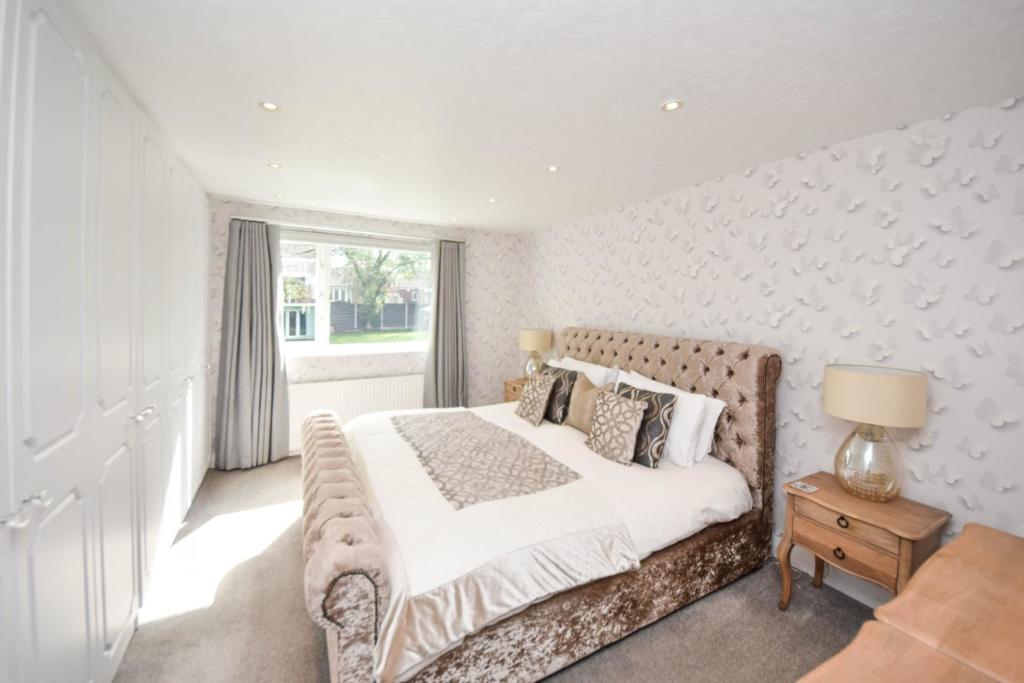 4 bedroom detached house for sale in Lostock Junction Lane, Lostock