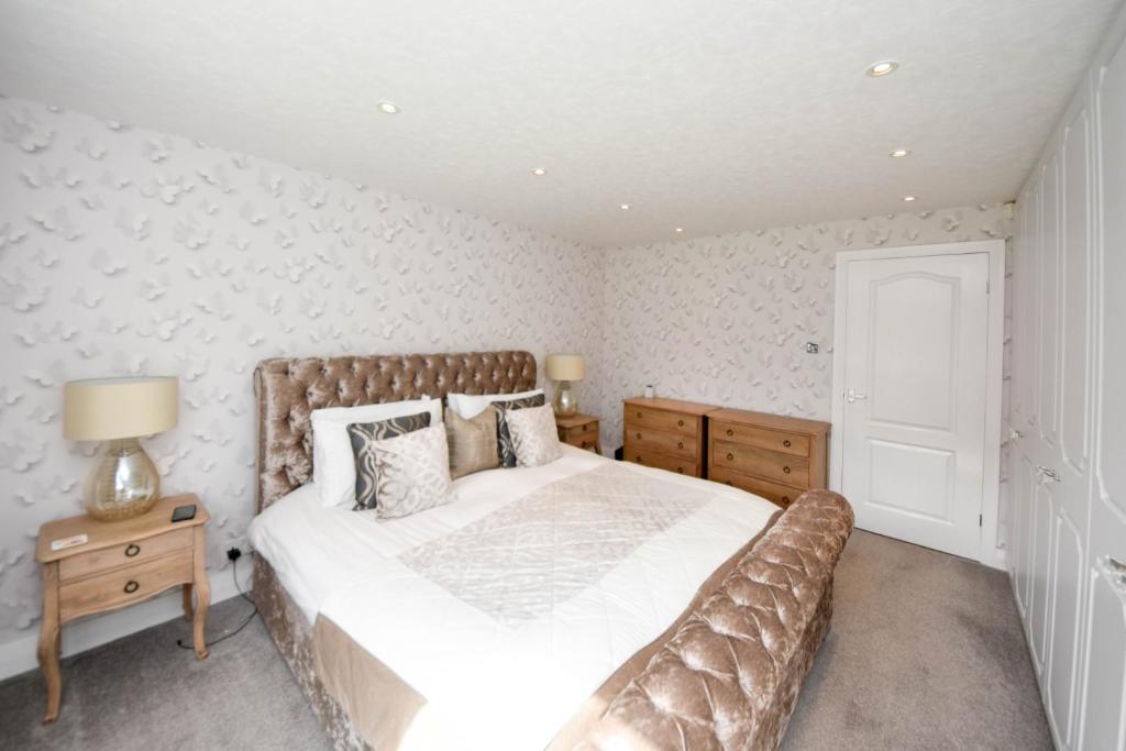 4 bedroom detached house for sale in Lostock Junction Lane, Lostock