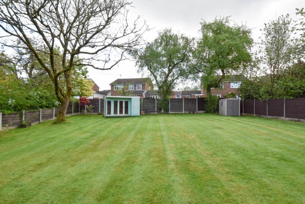 4 bedroom detached house for sale in Lostock Junction Lane, Lostock