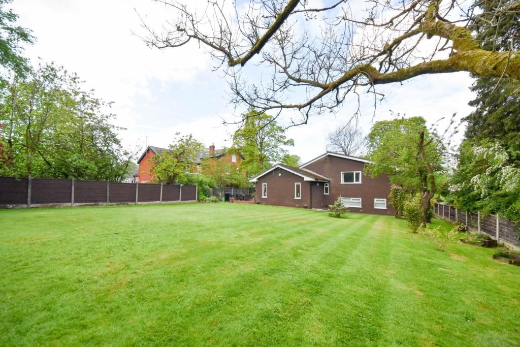 4 bedroom detached house for sale in Lostock Junction Lane, Lostock