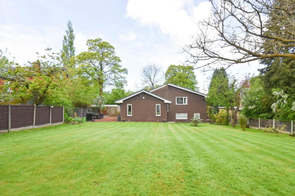 4 bedroom detached house for sale in Lostock Junction Lane, Lostock