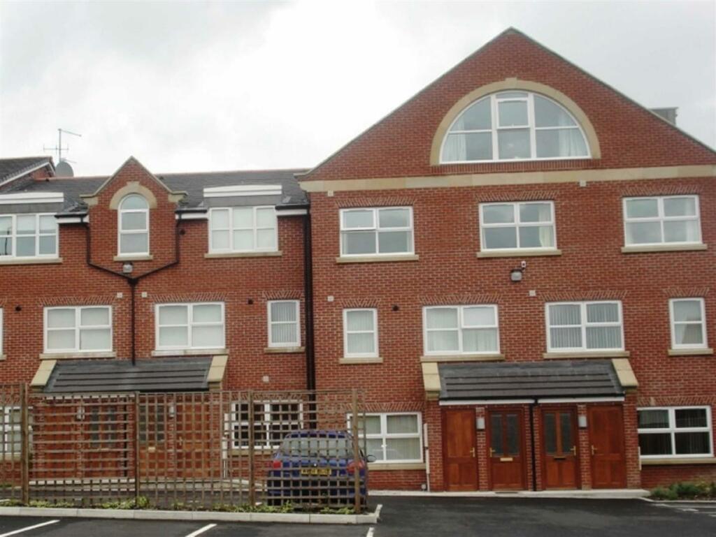 2 bedroom mews property for rent in Queens Court, Wardley Street