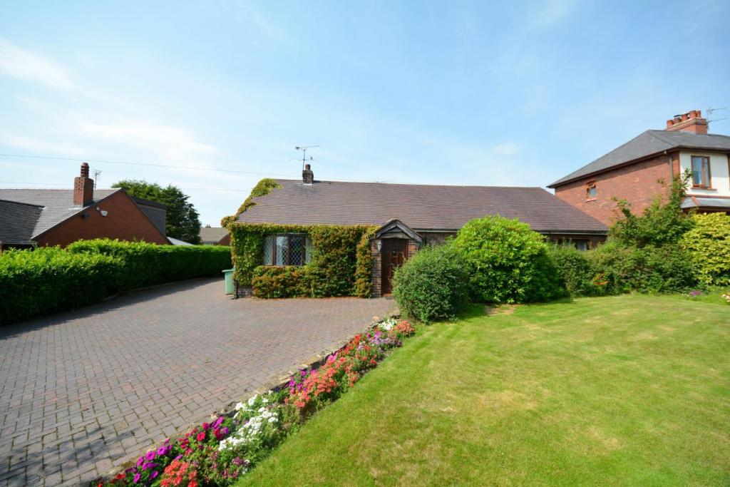 4 bedroom detached bungalow for sale in Shevington Lane, Shevington
