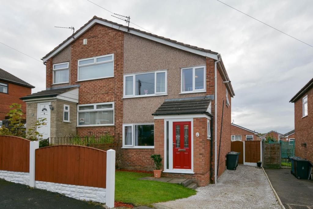 3 bedroom semidetached house for sale in Waterbeck Close, Whelley