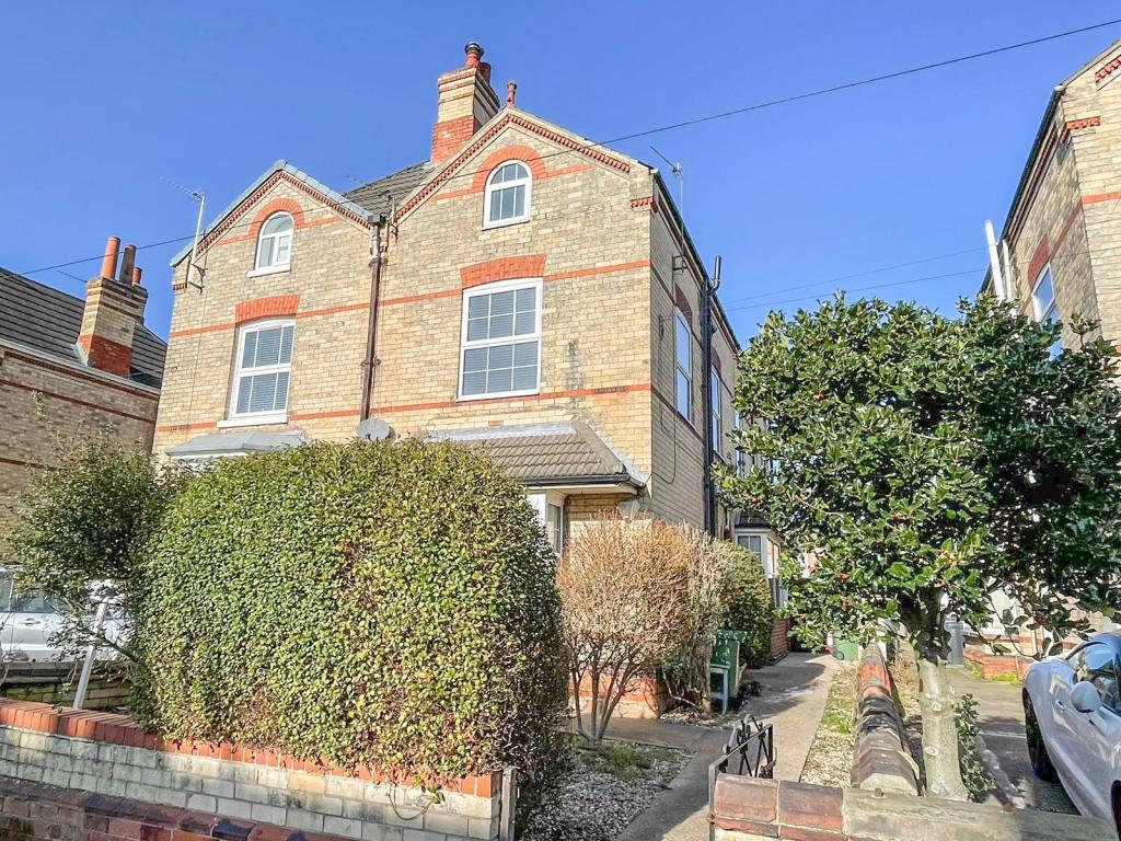 2 bedroom flat for sale in Welholme Road, Grimsby, North East Lincs, DN32