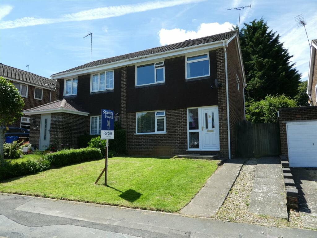 3 bedroom semidetached house for sale in Whimbrel Way, Banbury, OX16