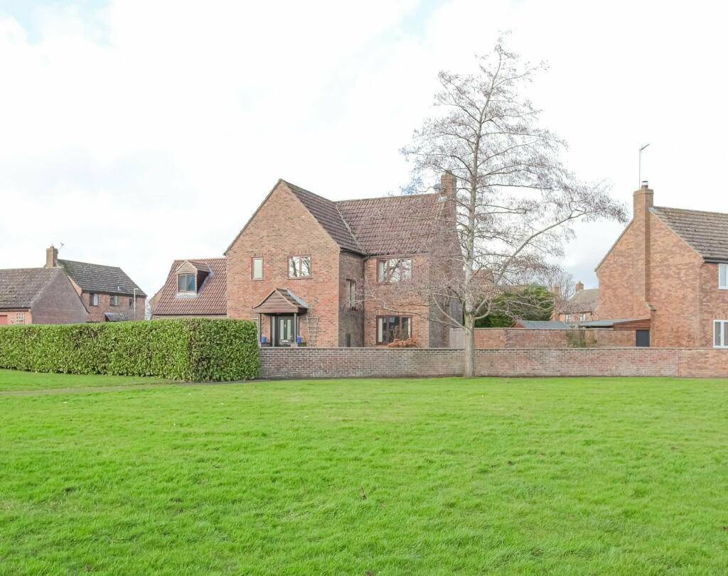 4 bedroom detached house for sale in Gascoigne Way, Bloxham, OX15