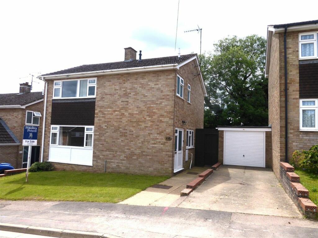 3 bedroom detached house for sale in Balmoral Avenue, Banbury, OX16