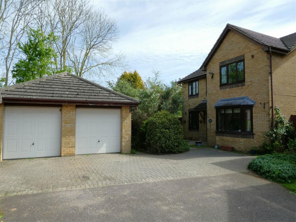4 bedroom detached house for sale in Brinkburn Grove, Banbury, OX16