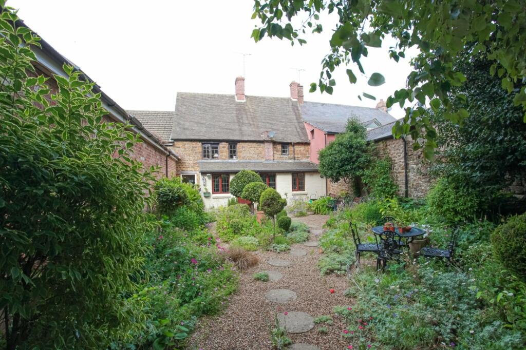 3 bedroom cottage for sale in High Street, Byfield, NN11