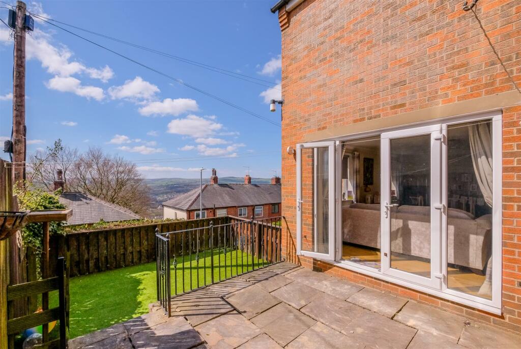 3 bedroom detached house for sale in Plane Tree Nest, Halifax, HX2