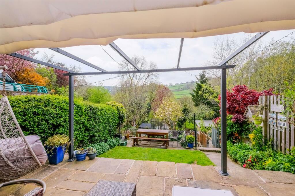 4 bedroom terraced house for sale in Prospect Terrace, Luddendenfoot, HX2