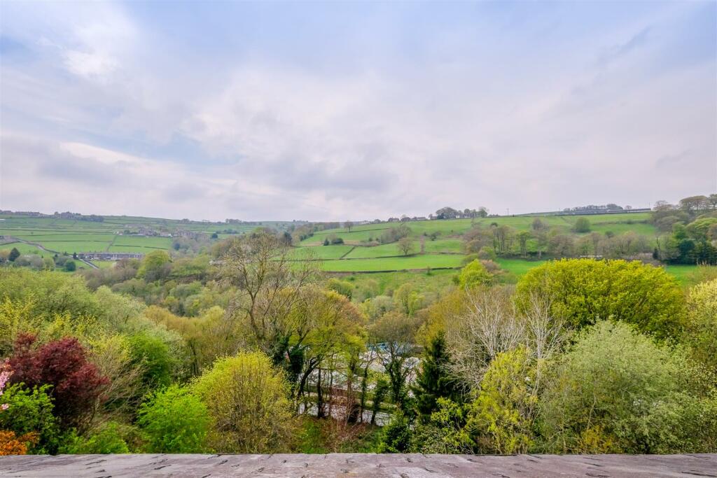 4 bedroom terraced house for sale in Prospect Terrace, Luddendenfoot, HX2