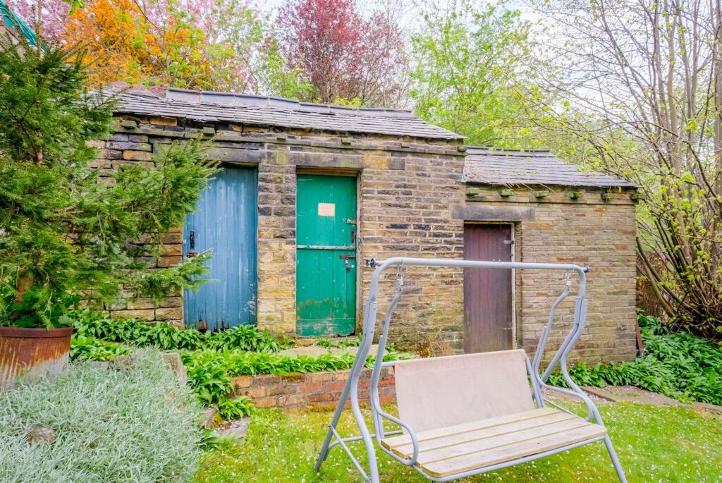 4 bedroom terraced house for sale in Prospect Terrace, Luddendenfoot, HX2