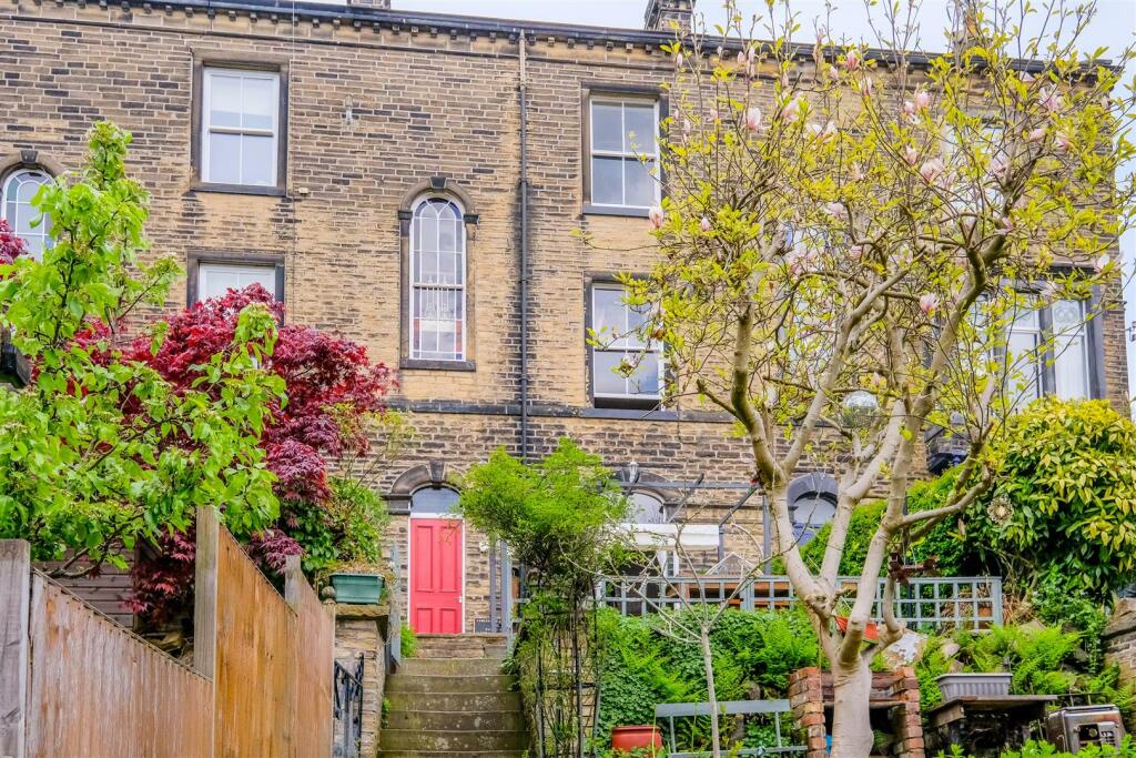 4 bedroom terraced house for sale in Prospect Terrace, Luddendenfoot, HX2