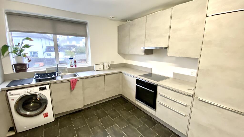 4 bedroom flat for rent in Henleaze Road, Westbury-On-Trym, Bristol, BS9