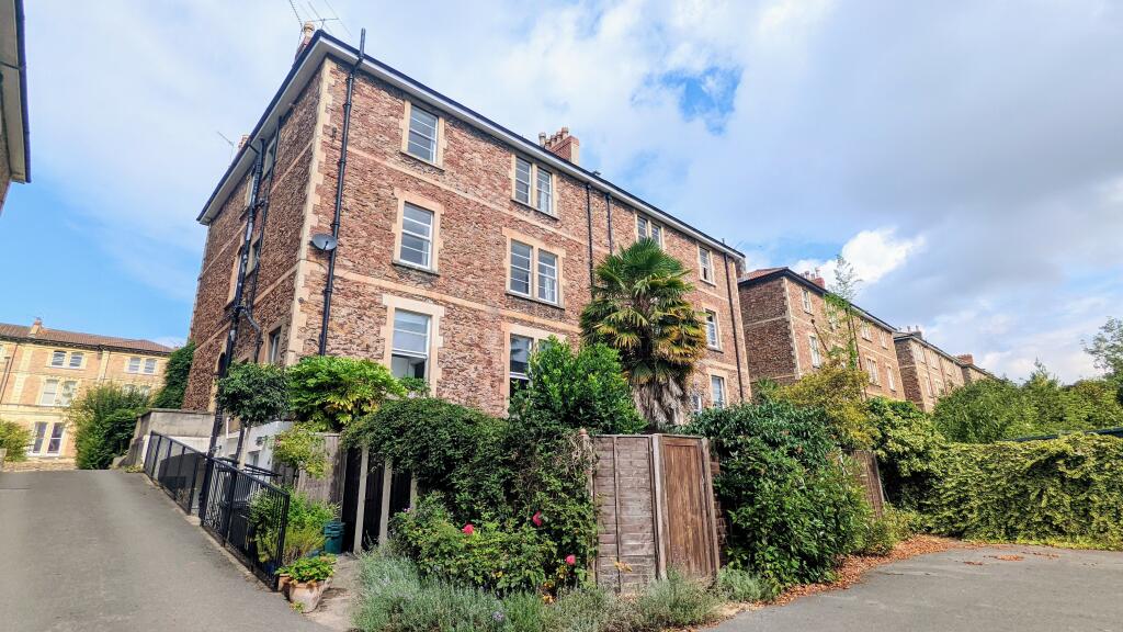 3 bedroom flat for rent in Apsley Road, Clifton, Bristol, BS8