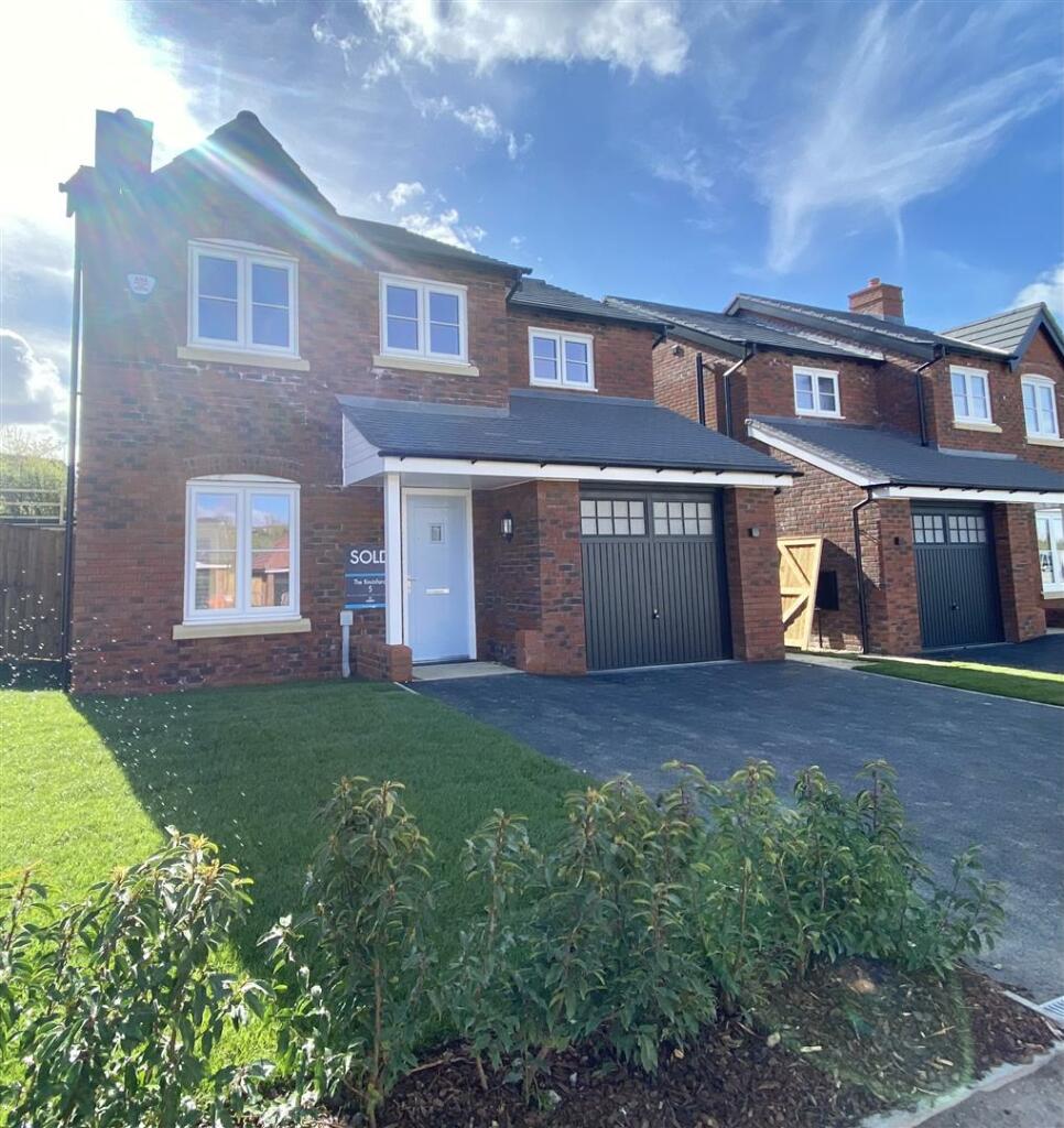 3 bedroom detached house for rent in Admiral Cowan Way, CV35