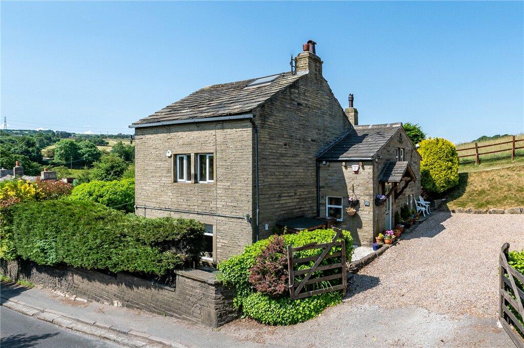 3 bedroom detached house for sale in Chat Hill Road, Thornton, Bradford, West Yorkshire, BD13