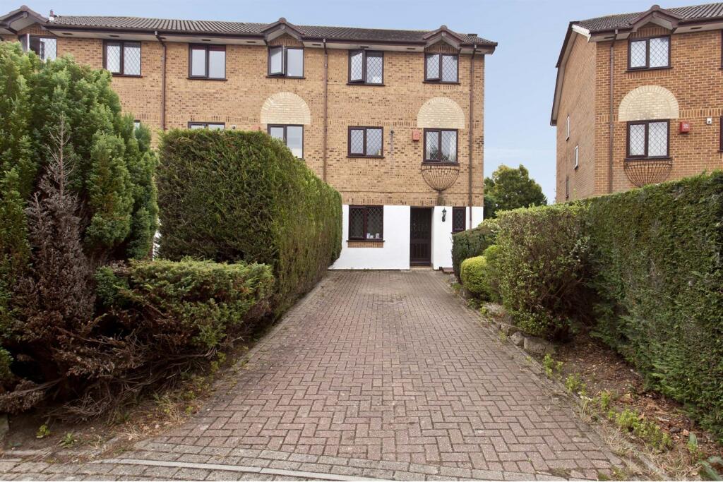 6 bedroom town house for rent in 6 bedroom End Terrace Town House in Talbot Village, BH12