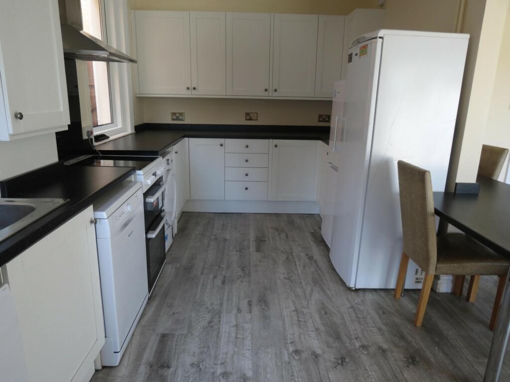 Additional property image - 5 bedroom Detached House in Winton