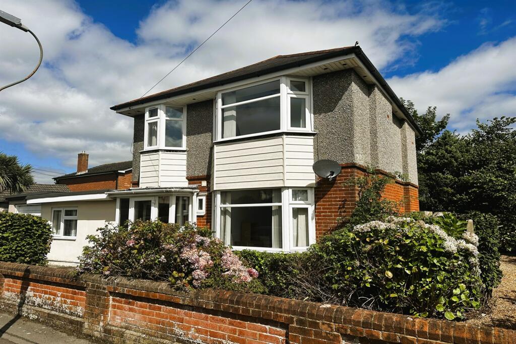 Additional property image - 6 bedroom Detached House in Ensbury Park