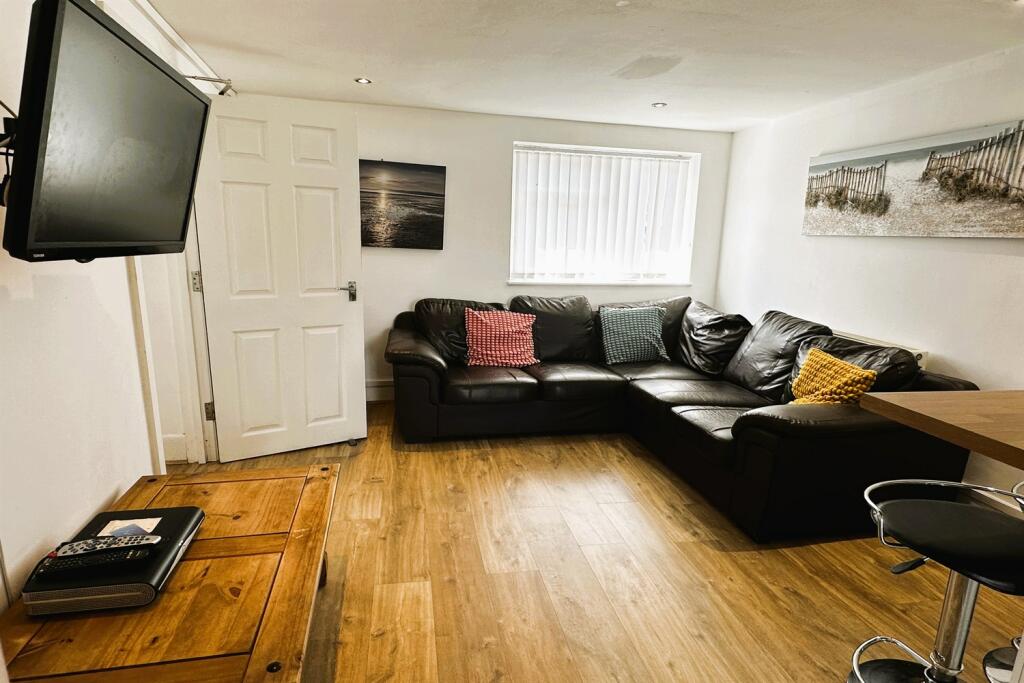 Additional property image - 6 bedroom Detached House in Ensbury Park