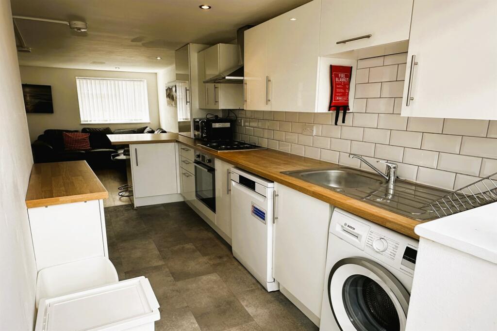 Additional property image - 6 bedroom Detached House in Ensbury Park