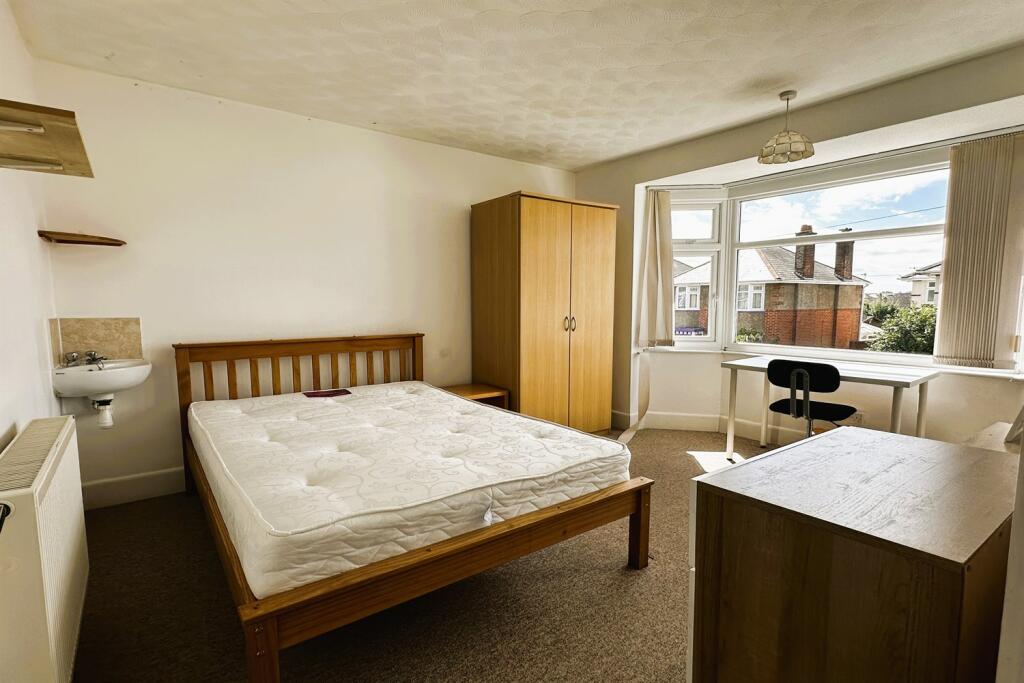 Additional property image - 6 bedroom Detached House in Ensbury Park