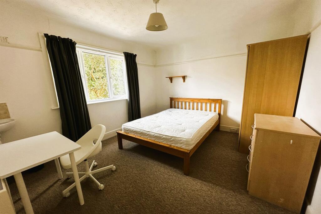 Additional property image - 6 bedroom Detached House in Ensbury Park