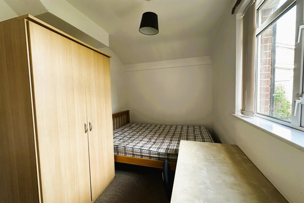 Additional property image - 6 bedroom Detached House in Ensbury Park