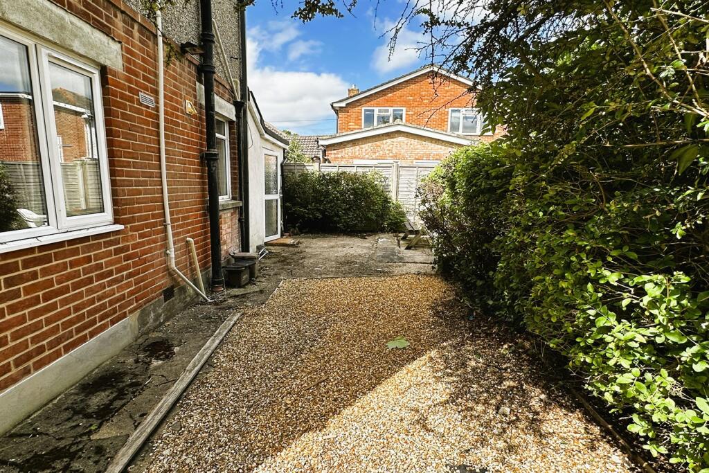Additional property image - 6 bedroom Detached House in Ensbury Park