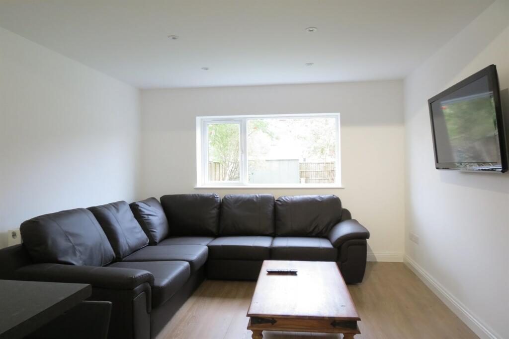 Additional property image - 6 bedroom Detached House in Charminster