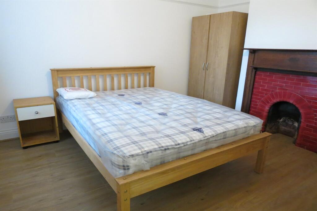 Additional property image - 6 bedroom Detached House in Charminster