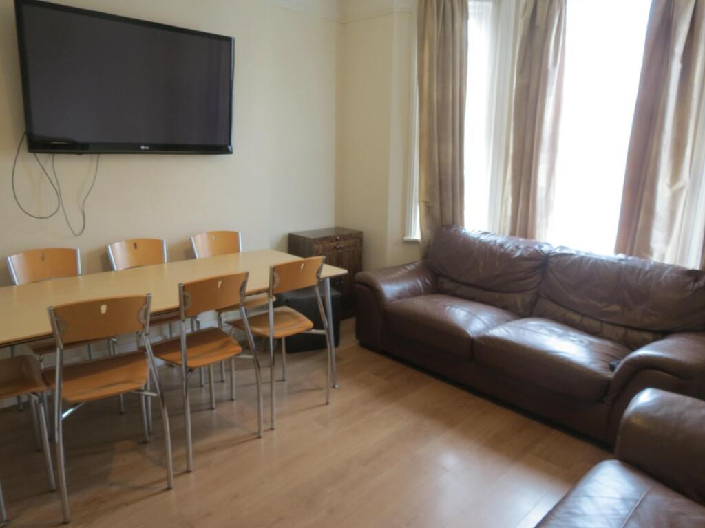 Additional property image - 6 bedroom Detached House in Winton