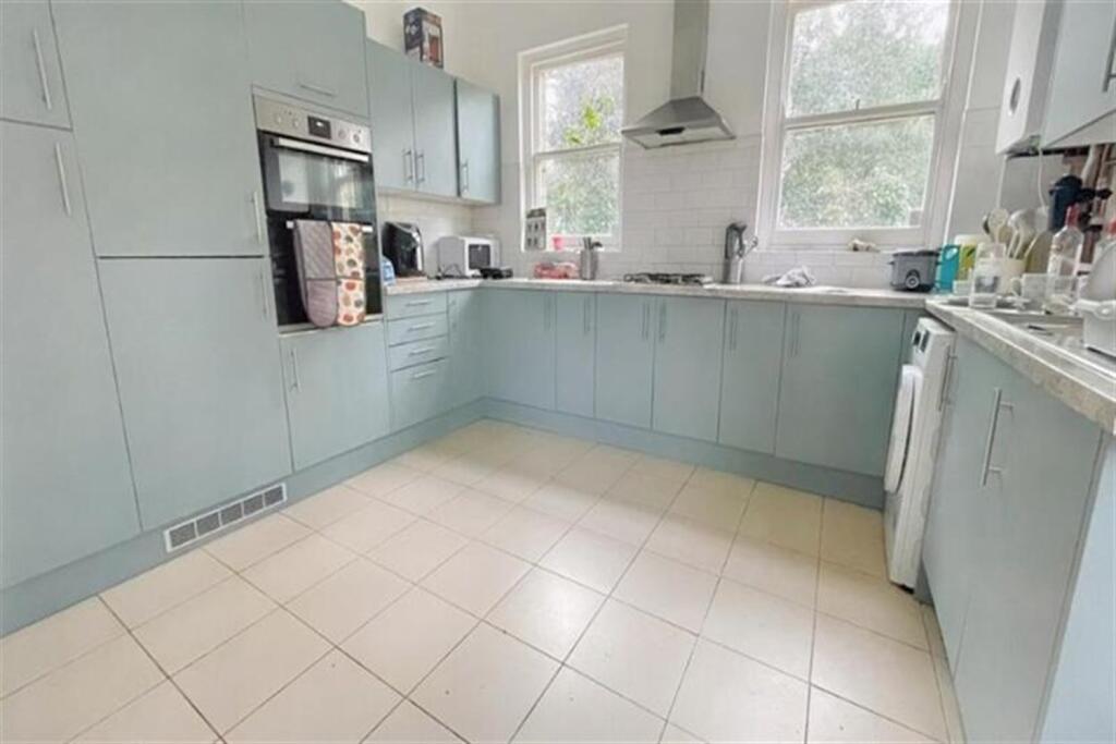 Main image of property: 6 bedroom Detached House in Bournemouth