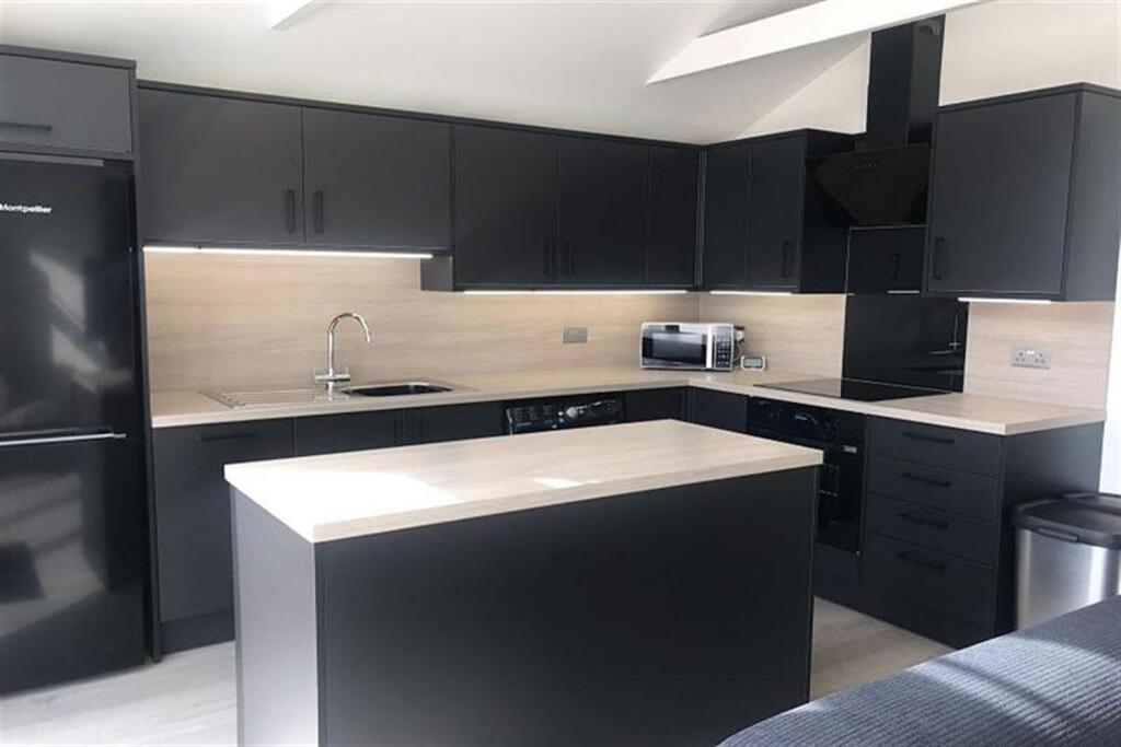 Main image of property: 5 bedroom Detached House in Bournemouth