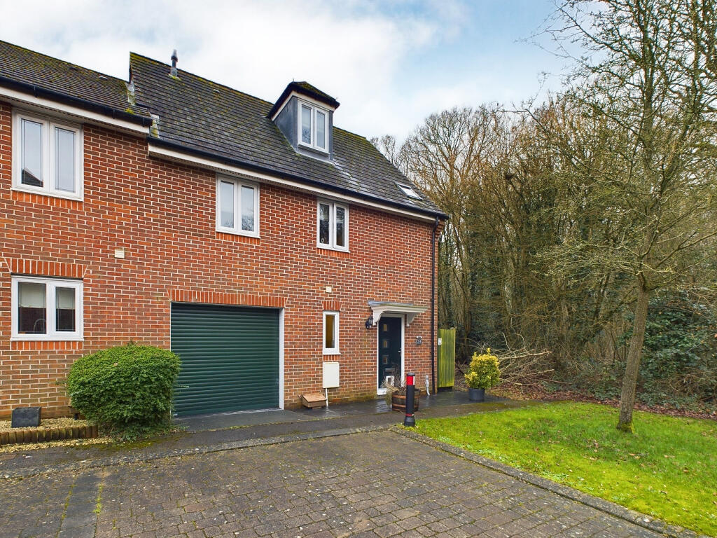 3 bedroom end of terrace house for sale in Coppice Pale, Chineham, Basingstoke, RG24